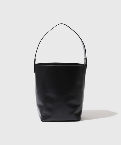 ADAM ET ROPE'(アダムエロペ)の「【AURALEE/オーラリー】LEATHER SHOULDER BAG - S MADE BY AETA(ショルダーバッグ・メンズ・ブラック・F)」の1枚目の写真