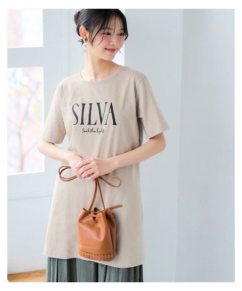 nissen（ニッセン）の「大きいサイズ　【ひんやりコットン】綿１００％ＡラインプリントチュニックＴシャツ（接触冷感・UVカット）（チュニック・レディース・黒(フォトフラワー)/ねこ:セージグリーン/くま:黒/シンプルロゴ:モカベージュ/アメカジ:ネイビー/オーシャン:ネイビー/ドーナツ:オートミール/バンダナ:カーキ/スニーカー:クリーム/フォト風景:チャコールグレー/黒(グラフィック)/オフホワイト(ネコ)/チャコール(モノクロスィーツ)/ネイビー(ハワイ)/グレージュ(ロゴ)(新色)/アイボリー(花瓶)/ミント(鳥)/ピンク(パンダ)/カーキ(サークルロゴ)・L/LL/3L/4L/5L/6L/8L/10L）」の7枚目の写真