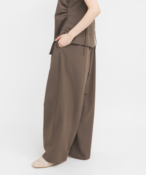 KBF（ケイビーエフ）の「ドレープキャミソールSETパンツ（セットアップ・レディース・BROWN/BLACK/BEIGE・One）」の18枚目の写真