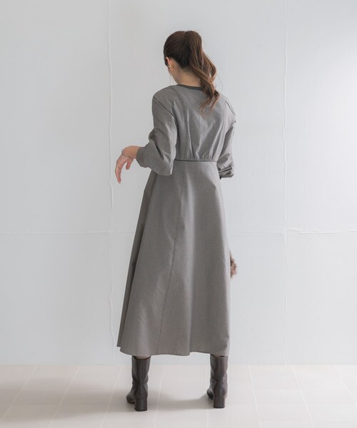 URBAN RESEARCH ROSSO（アーバンリサーチロッソ）の「『一部WEB限定カラー』バイカラーチェックナローワンピース（ワンピース・レディース・BROWN/BEIGE/NAVY・Free）」の22枚目の写真