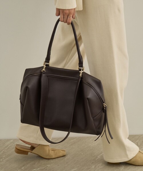 ADAM ET ROPE'(アダムエロペ)の「【WEB限定】スプリットレザーワンハンドルボストンバッグ / A4対応(ボストンバッグ・レディース・ブラック/ダークブラウン・F)」の4枚目の写真