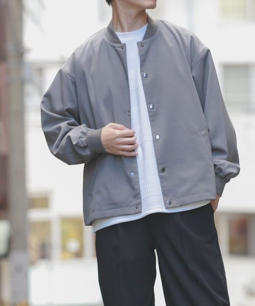 ITEMS URBANRESEARCH(アイテムズ アーバンリサーチ)の「『イージーケア/吸水速乾/接触冷感』高機能ドライタッチスナップブルゾン(楽着シリーズ)(ブルゾン・メンズ・KHK/GRY/SUMI-KURO/BEG・M/L)」の2枚目の写真
