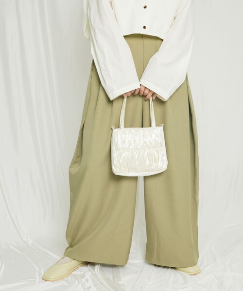 KBF（ケイビーエフ）の「サテンギャザーハンドBAG（ハンドバッグ・レディース・IVORY/BLUE/PINK・one）」の7枚目の写真