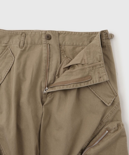 ADAM ET ROPE'(アダムエロペ)の「【NVRFRGT/ネヴァーフォーゲット】3D TWISTED CARGO PANTS(カーゴパンツ・メンズ・ブラック/ベージュ・1/2)」の7枚目の写真