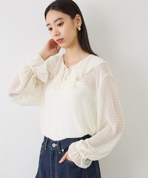 ROPE'(ロペ)の「【J'aDoRe・ルミネ別注】ラッフルフリルVネックブラウス(無地/プリント柄)(シャツ/ブラウス・レディース・ブラック/オフホワイト/ネイビー・F)」の7枚目の写真