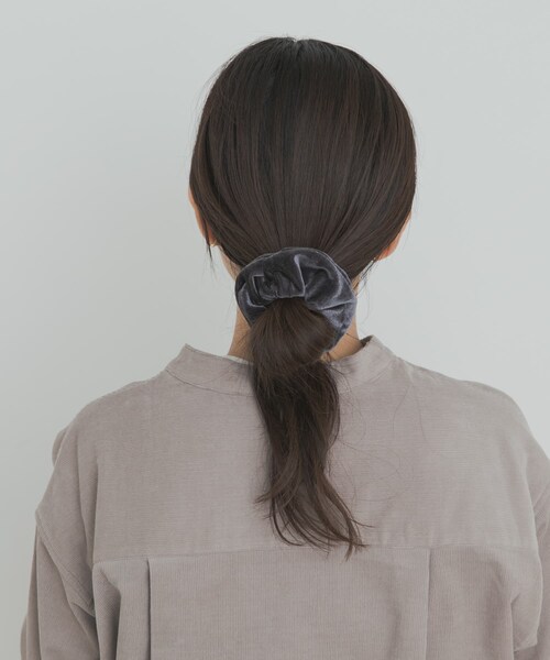 URBAN RESEARCH DOORS(アーバンリサーチドアーズ)の「ベロアリボンシュシュ(ヘアゴム・レディース・BROWN/CHARCOAL・one)」の5枚目の写真