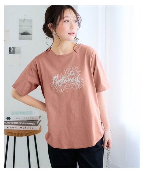 nissen（ニッセン）の「【吸汗速乾】裾ラウンドプリントＴシャツ＜大きいサイズ有＞（Tシャツ/カットソー・レディース・オフホワイト:フレンチロゴ/黒:フレンチロゴ/在庫限り_黒:ロゴ/在庫限り_アイスブルー:カレッジロゴ/在庫限り_オフホワイト:カレッジロゴ/在庫限り_ピンクベージュ:花ロゴ/在庫限り_グレージュ:草木/在庫限り_ライトカーキ:ブックネコ/在庫限り_杢グレー:胸ネコ/在庫限り_グレージュ:胸ネコ/オートミール:花/グレージュ:大人ロゴ/グレー:カレッジロゴ/黒:胸ネコ/ブルー:ブックネコ/ダスティピンク:オーシャン/ダスティミント:ペンギン/ライトグレー杢:ネコ/コーラルピンク:花/ネイビー:スマイル/アイスブルー:ハートロゴ・S/M/L/LL/3L/4L/5L/6L）」の21枚目の写真