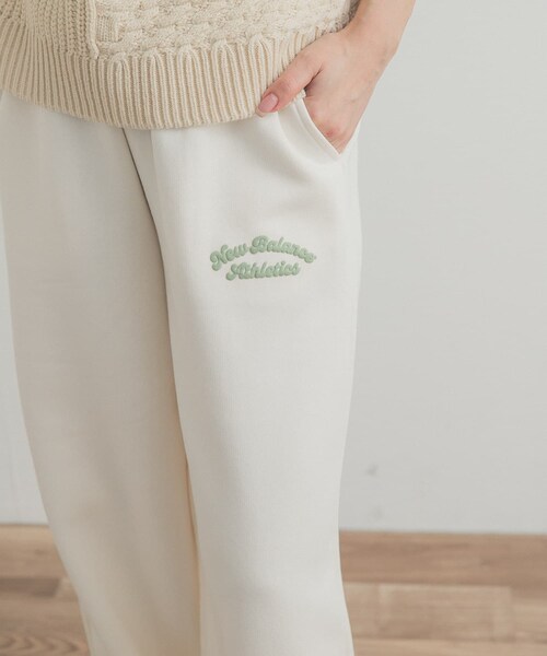 URBAN RESEARCH DOORS（アーバンリサーチドアーズ）の「NEW BALANCE　フリースバレルレッグパンツ（スウェットパンツ・レディース・BK/PEF・S）」の9枚目の写真
