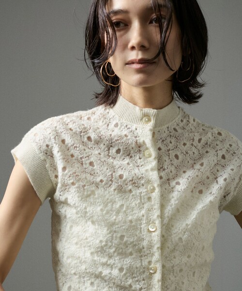 ADAM ET ROPE'(アダムエロペ)の「【J'aDoRe限定】【R&D.M.Co-OLDMAN'S TAILOR】LACE FLOWER NO SLEEVE CARDIGAN(ベスト・レディース・ブラック/ホワイト・F)」の16枚目の写真