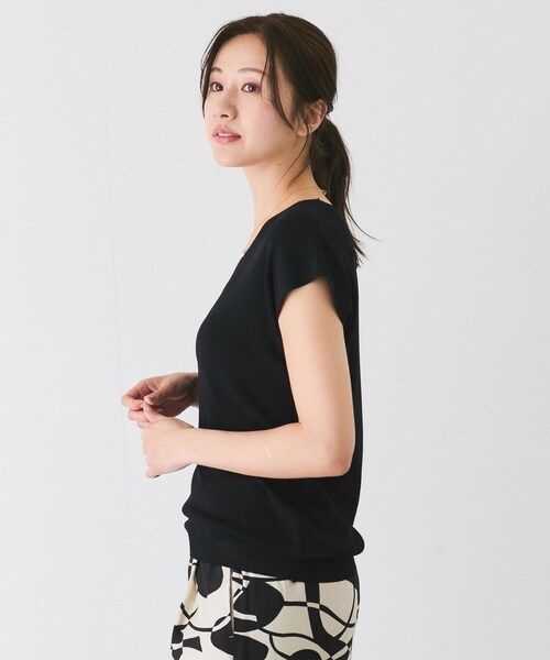 Jayro（ジャイロ）の「Vネックフレンチ袖ニット（ニット/セーター・レディース・ブラック/グレー/ベージュ/グリーン/ブルー/サックス/レッド/カラシ/オレンジ・F）」の12枚目の写真