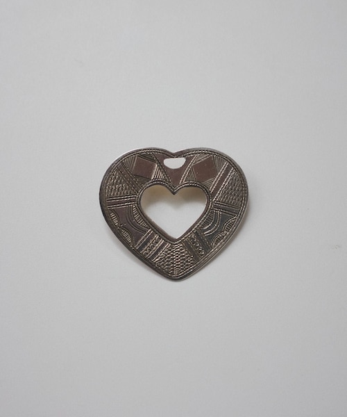 ADAM ET ROPE'（アダムエロペ）の「【TUAREG（トゥアレグ）】ハートブローチ＆ネックレス（ブローチ/コサージュ・レディース・シルバー・F）」の2枚目の写真