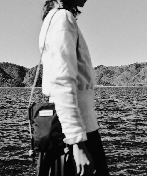 ADAM ET ROPE'(アダムエロペ)の「【HUNTER for ADAM ET ROPE'】別注トラベルフォンポーチ(ショルダーバッグ・レディース・ブラック/ホワイト・F)」の6枚目の写真