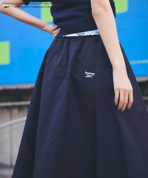 VIS（ビス）の「【Reebok】VIS別注ロゴベルトフレアースカート（スカート・レディース・ホワイト/ネイビー/サックス・F）」の4枚目の写真