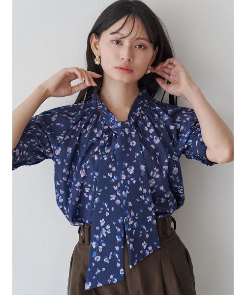TONAL(トーナル)の「フラワーシアーJQボウタイブラウス(シャツ/ブラウス・レディース・ボルドー/ネイビー・M)」の4枚目の写真