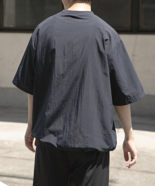 ITEMS URBANRESEARCH（アイテムズ アーバンリサーチ）の「『撥水/イージーケア/接触冷感/UVカット』タスランナイロンクルーネックドロストTシャツ（Tシャツ/カットソー・メンズ・BLK/CHA/NVY・M/L）」の16枚目の写真