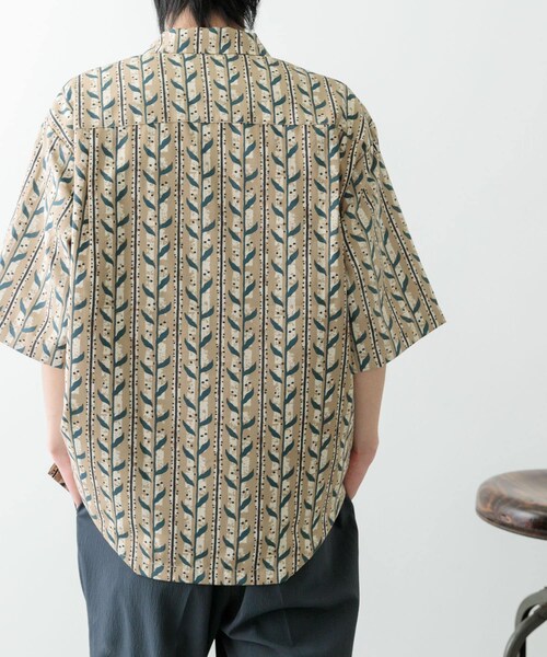 ITEMS URBANRESEARCH(アイテムズ アーバンリサーチ)の「リーフプリントオープンカラー半袖シャツ(シャツ/ブラウス・メンズ・BEG/BRN/BLK・M/L)」の16枚目の写真