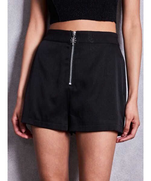 GYDA(ジェイダ)の「sacred edge cross front ZIPショートパンツ(その他パンツ・レディース・オフホワイト/ブラック・F)」の4枚目の写真