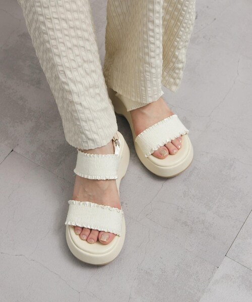 KBF（ケイビーエフ）の「シャーリングベルトサンダル（サンダル・レディース・CREAM/BLACK・36/37/38）」の6枚目の写真