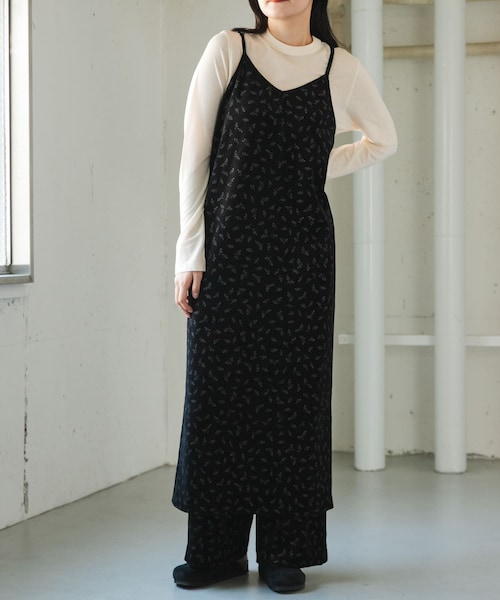URBAN RESEARCH DOORS（アーバンリサーチドアーズ）の「FORK&SPOON　ベロアプリントエプロンワンピース（ワンピース・レディース・BLACK/DARKGREEN・1）」の5枚目の写真