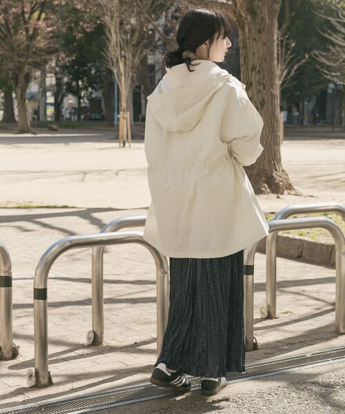ITEMS URBANRESEARCH(アイテムズ アーバンリサーチ)の「『撥水/イージーケア』ライトフーディーブルゾン(ブルゾン・レディース・ECRU/BLK・Free)」の9枚目の写真