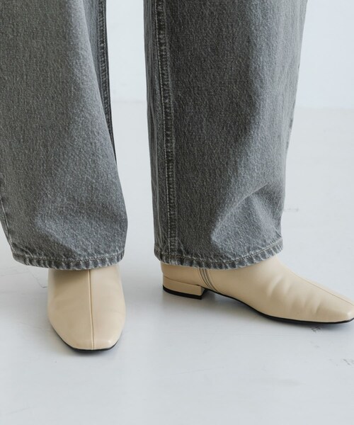 URBAN RESEARCH(アーバンリサーチ)の「『MADE IN JAPAN』スクエアトゥローヒールショートブーツ(ブーツ・レディース・IVORY/BLACK・23.5/24/24.5/25)」の4枚目の写真