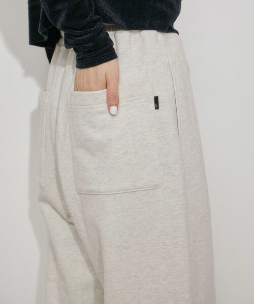 ADAM ET ROPE'(アダムエロペ)の「【WEB限定】ワイドスウェットパンツ(その他パンツ・レディース・チャコール/キナリ系・34/36/38)」の21枚目の写真