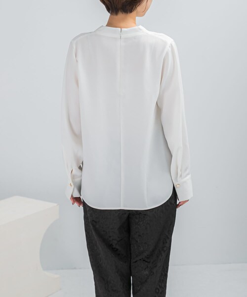 URBAN RESEARCH ROSSO（アーバンリサーチロッソ）の「Vネックボタンデザインブラウス（シャツ/ブラウス・レディース・WHITE/BLACK・FREE）」の4枚目の写真