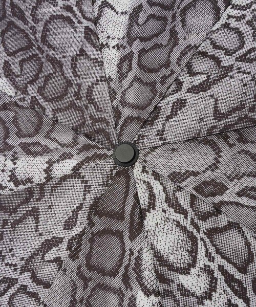 ADAM ET ROPE'(アダムエロペ)の「【carhartt/カーハート】SNAKE CAMO UMBRELLA(折りたたみ傘・メンズ・オフホワイト・F)」の7枚目の写真