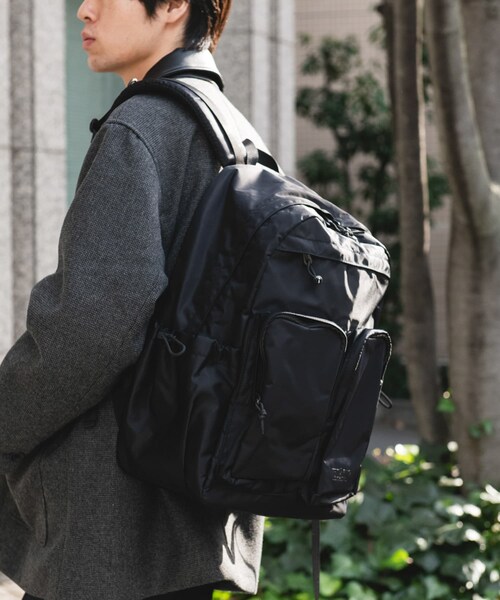 URBAN RESEARCH DOORS（アーバンリサーチドアーズ）の「『別注』YAKPAK×DOORS　マルチポケットデイパック（バックパック/リュック・メンズ・BLACK/CHARCOAL・-）」の5枚目の写真
