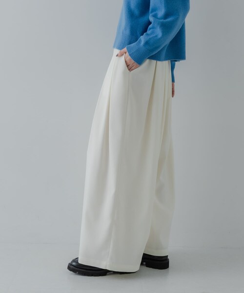 URBAN RESEARCH(アーバンリサーチ)の「ストレッチタックギャザーワイドパンツ(その他パンツ・レディース・OFF WHITE/BLUE/CHARCOAL・36/38)」の11枚目の写真
