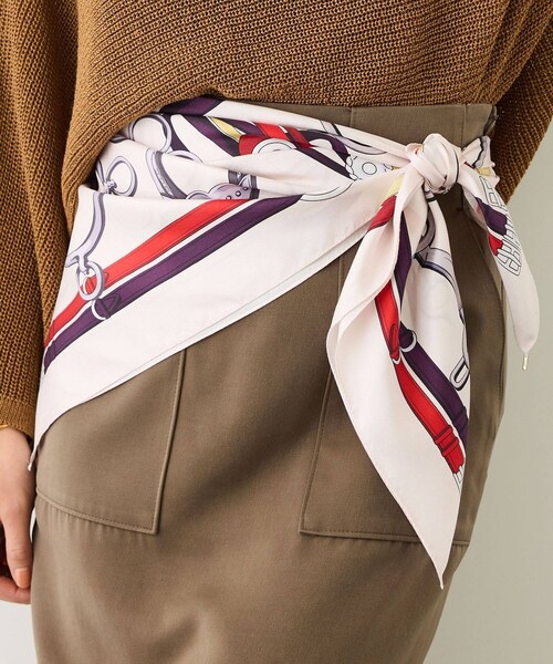 ROPE'（ロペ）の「ROPE' リバイバルシルクスカーフ/ Lサイズ・26AW（バンダナ/スカーフ・レディース・ブラック/オフホワイト/カーキ/ピンク/オレンジ・F）」の16枚目の写真