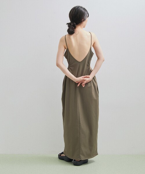 ADAM ET ROPE'(アダムエロペ)の「カットアウトキャミワンピース(ワンピース・レディース・ブラック/カーキ・F)」の18枚目の写真