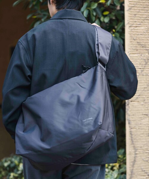URBAN RESEARCH DOORS(アーバンリサーチドアーズ)の「『撥水』『別注』YAKPAK×DOORS SHOULDER BAG(ショルダーバッグ・メンズ・CHARCOAL 2/BLACK/GREIGE/CHARCOAL/GREIGE 2・-)」の16枚目の写真