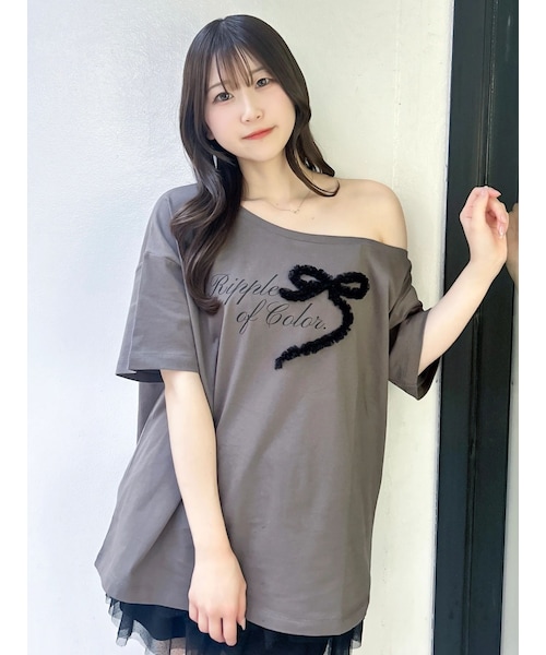 dazzlin（ダズリン）の「ワンショルフリルリボンビッグTシャツ（Tシャツ/カットソー・レディース・オフホワイト/チャコールグレー/ブルー・F）」の2枚目の写真