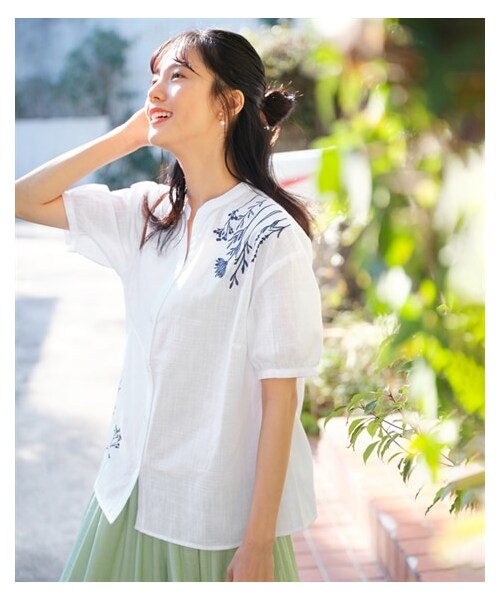 nissen（ニッセン）の「大きいサイズ綿１００％５分袖バンドカラー刺しゅうブラウス（シャツ/ブラウス・レディース・オフホワイト/セージグリーン/ネイビー/イエロー・L/LL/3L/4L/5L/6L/8L/10L）」の6枚目の写真