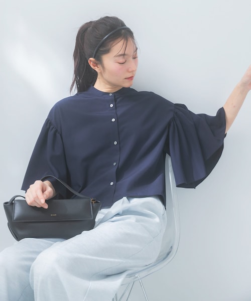 URBAN RESEARCH ROSSO（アーバンリサーチロッソ）の「『一部WEB限定カラー』UVカットウォッシャブルリネン混ブラウス（シャツ/ブラウス・レディース・OFF/NAVY/YELLOW/RED・Free）」の2枚目の写真