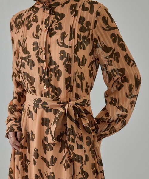 ROPE'（ロペ）の「フラワープリントタックワンピース/イージーケア（ワンピース・レディース・ダークブラウン系/オレンジ系・F）」の5枚目の写真
