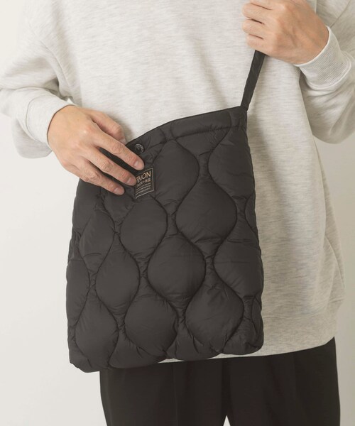 ITEMS URBANRESEARCH(アイテムズ アーバンリサーチ)の「TAION Cross Body Down Bag -M(ショルダーバッグ・メンズ・BLK/G.BEIGE/D.OLIVE/D.NAVY/PAINT CAMO・-)」の7枚目の写真