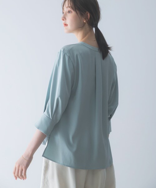URBAN RESEARCH ROSSO（アーバンリサーチロッソ）の「シルキーツイルVネックブラウス（シャツ/ブラウス・レディース・OFF/MINT/NAVY・Free）」の16枚目の写真