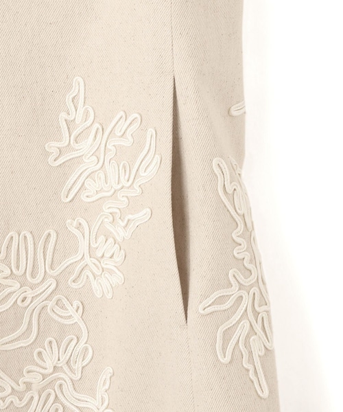 ADAM ET ROPE'（アダムエロペ）の「エンブロイダリージレ（ベスト・レディース・ブラック/キナリ・F）」の20枚目の写真