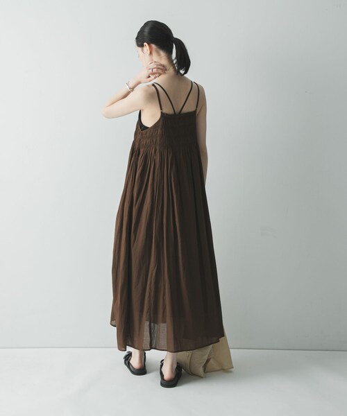URBAN RESEARCH(アーバンリサーチ)の「コットンギャザーキャミワンピース(ワンピース・レディース・BLACK/BROWN/RED・Free)」の16枚目の写真