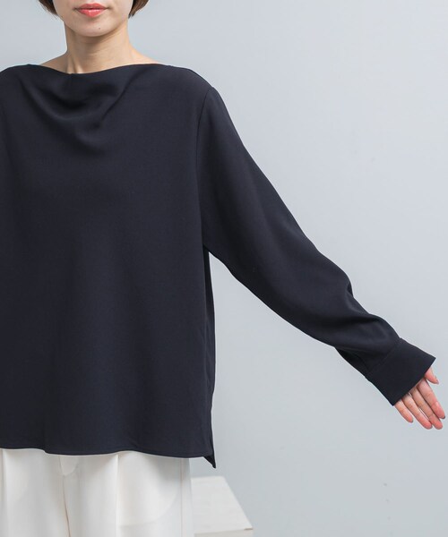 URBAN RESEARCH ROSSO（アーバンリサーチロッソ）の「トリアセテート混ドレープネックブラウス（シャツ/ブラウス・レディース・L/BEIGE/NAVY・Free）」の11枚目の写真