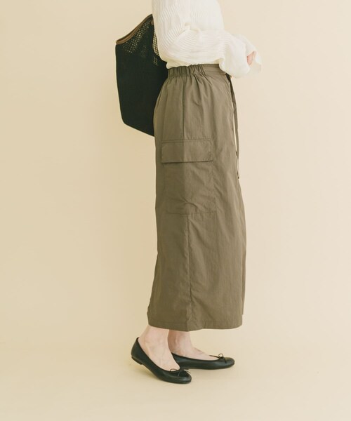 ITEMS URBANRESEARCH(アイテムズ アーバンリサーチ)の「ナイロンカーゴタイトスカート(スカート・レディース・L.BEG/MOC/BLK・FREE/TALL)」の15枚目の写真