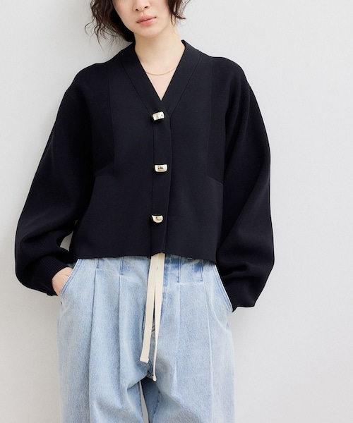 ADAM ET ROPE'(アダムエロペ)の「【WEB限定】・【サステナブル】セレクトネックカーディガン(カーディガン/ボレロ・レディース・チャコール/オフホワイト/キナリ/ネイビー/ネイビー系/ラベンダー・F)」の4枚目の写真