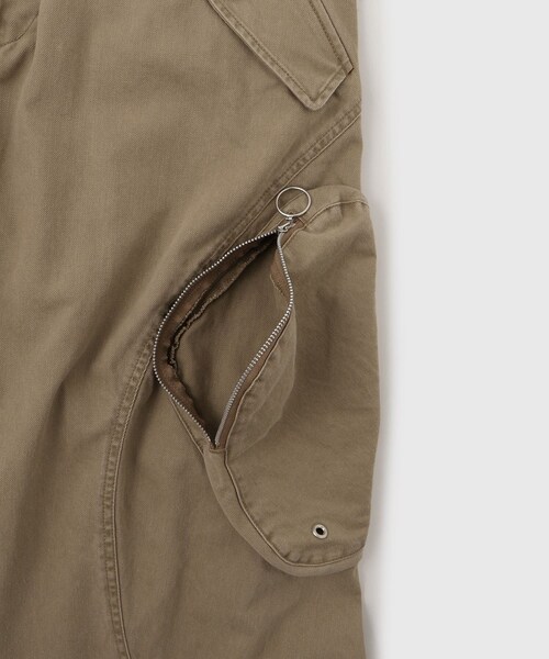 ADAM ET ROPE'(アダムエロペ)の「【NVRFRGT/ネヴァーフォーゲット】3D TWISTED CARGO PANTS(カーゴパンツ・メンズ・ブラック/ベージュ・1/2)」の9枚目の写真