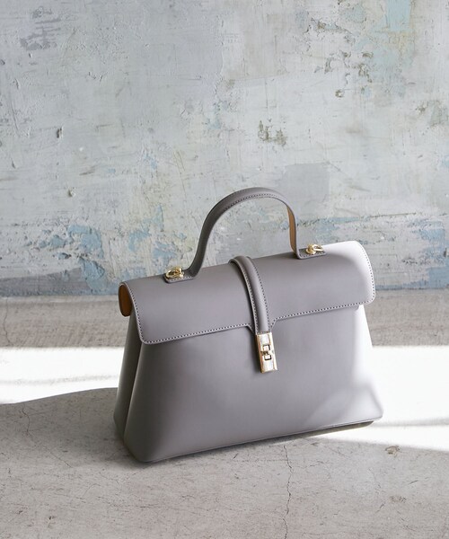 VIS（ビス）の「ひねり金具ワンハンドルバッグ/2WAY,軽量（ハンドバッグ・レディース・ブラック系/ダークブラウン/モスグリーン/グレー系/ベージュ/ベージュ系・F）」の2枚目の写真