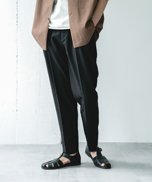 URBAN RESEARCH DOORS（アーバンリサーチドアーズ）の「サマーウールライクテーパードトラウザー（その他パンツ・メンズ・BLACK/CHARCOAL/GREIGE/KHAKI・S/M/L/XL）」の6枚目の写真