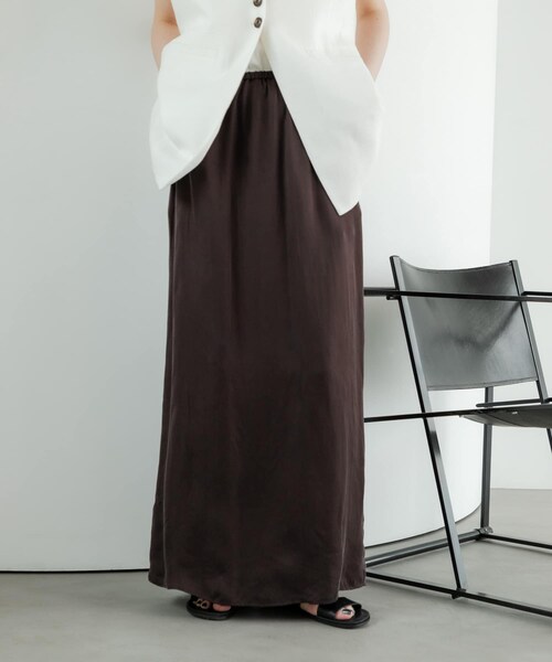 URBAN RESEARCH（アーバンリサーチ）の「『2サイズ展開』キュプラサテンストレートスカート（スカート・レディース・BEIGE/BLACK/BROWN・36/38）」の17枚目の写真
