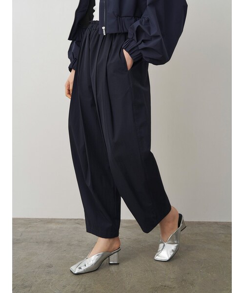 ELENDEEK(エレンディーク)の「EASY TUCK COCOON PT(その他パンツ・レディース・オフホワイト/ブラック/イエロー/ネイビー・01/02)」の3枚目の写真