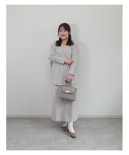 nissen（ニッセン）の「9月25日午前11時販売開始【こまちさんコラボ】キレイ見えリップル素材セットアップ(Vネックドルマンスリーブプルオーバー＋ロング丈ナロースカート）（Tシャツ/カットソー・レディース・グレー/ネイビー・L/LL/3L/4L/5L/6L）」の6枚目の写真